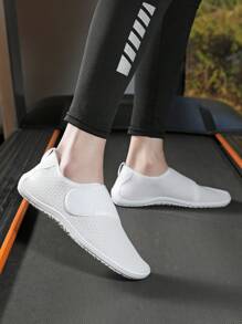 1 par de zapatillas deportivas con malla de unicolor y transpirables para niños, suela blanda de EVA antideslizante y resistente al desgaste, estilo de pareja con cierre de gancho y bucle para calzado casual al aire libre