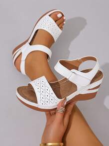 2025 neue Sommer Retro Keilabsatz Sandalen mit dickem Boden und einfarbigem Patchwork-Design, atmungsaktives Lederobermaterial mit Perforationen, runde Zehenpartie mit rutschfestem Riemen, ultraleichte Sohle, Damen Keilabsatz-Sandalen für den Alltag - Weiss - Übersicht 7