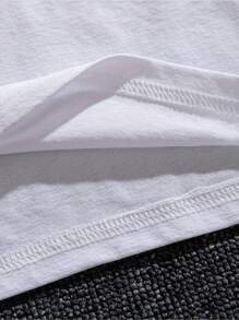 Una camiseta de hombre con una ilustración surrealista de un cerebro derretido - cuello redondo informal, tejido de punto de poliéster, ligeramente elástico, patrón geométrico, corte regular para el verano. - Blanco - Ver 4