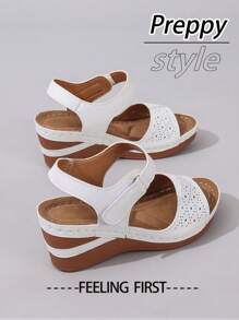 2025 neue Sommer Retro Keilabsatz Sandalen mit dickem Boden und einfarbigem Patchwork-Design, atmungsaktives Lederobermaterial mit Perforationen, runde Zehenpartie mit rutschfestem Riemen, ultraleichte Sohle, Damen Keilabsatz-Sandalen für den Alltag - Weiss - Übersicht 2