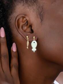2 paires de boucles d'oreilles pendantes en céramique de forme et de couleur aléatoires en forme de poisson, faites à la main pour femmes