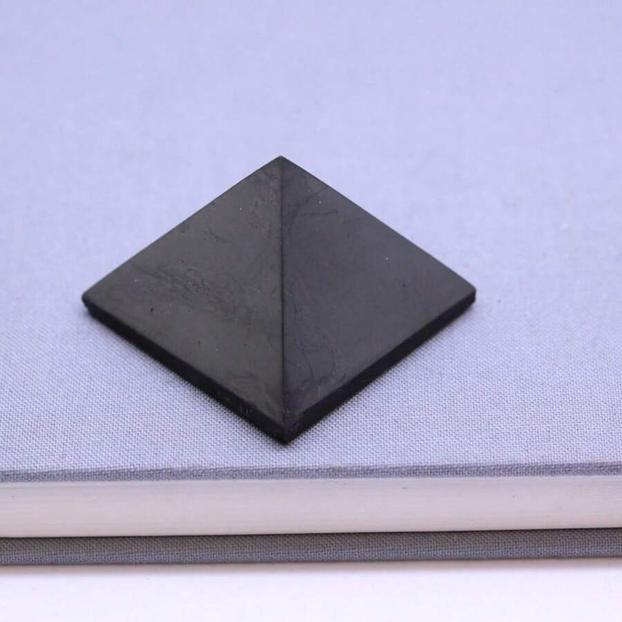 1 Stück natürliche 3cm Schungit Pyramide, Heimdekoration, Neujahrstafel Dekoration, kreative Geschenke, natürliche Steinornamente - Grau - Übersicht 1