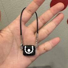 Ciondolo e decorazione per casa delle bambole, modello in miniatura di borsa a bianco e nero con camelie