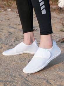 1 par de zapatillas deportivas con malla de unicolor y transpirables para niños, suela blanda de EVA antideslizante y resistente al desgaste, estilo de pareja con cierre de gancho y bucle para calzado casual al aire libre