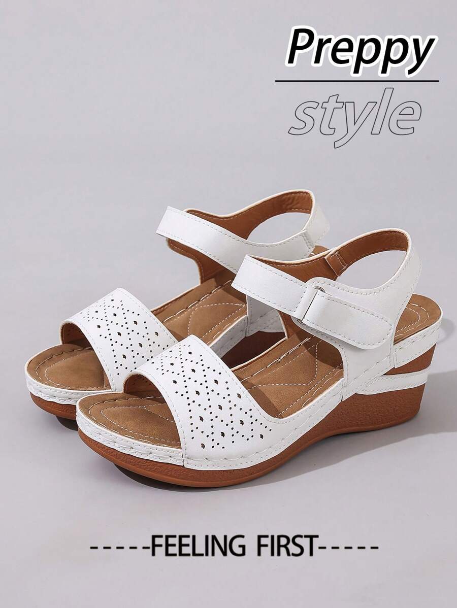 2025 neue Sommer Retro Keilabsatz Sandalen mit dickem Boden und einfarbigem Patchwork-Design, atmungsaktives Lederobermaterial mit Perforationen, runde Zehenpartie mit rutschfestem Riemen, ultraleichte Sohle, Damen Keilabsatz-Sandalen für den Alltag - Weiss - Übersicht 1