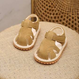 伊布布卡其色婴儿凉鞋 男女宝宝同款 包头镂空设计 软橡胶底防滑 新生儿平底凉鞋
