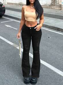 Jeans a zampa di donna con bordi sfilacciati e dettagli strappati