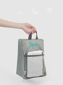 1 pièce Sac à chaussures multifonctionnel personnalisé anti-poussière, grand sac à chaussures étanche portable, sac à chaussures avec lettre brodée pour le voyage, compartiment double pour chaussures, convient comme cadeau pour la famille, les amis, le petit ami/la petite amie, Noël, la Saint-Valentin, l'anniversaire, lettre, portable, multifonction, polyvalent, léger, grande capacité, tout usage, pratique, mignon, adorable, sobre, vibrations de vacances/vacances, minimaliste, personnalisé, unique, personnalisé, cadeaux idéaux pour elle, les femmes, les débutants et les employés de bureau, la petite amie, les filles roses, elle, les amis, les enfants, la famille, les accessoires de voyage