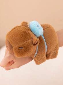 可爱的水豚毛绒玩具，配有拍手环，创意设计，可佩戴在手腕上，是送给朋友的独特圣诞节和新年礼物。关键词：水豚，玩偶，圣诞节，水豚服装，趣味毛绒玩具 - 彩色 - 查看 20