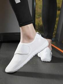 1 par de zapatillas deportivas con malla de unicolor y transpirables para niños, suela blanda de EVA antideslizante y resistente al desgaste, estilo de pareja con cierre de gancho y bucle para calzado casual al aire libre