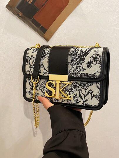 Bolsa de Ombro Tipo Mensageiro Feminina com Várias Compartimentos e Abas com Design de Letra na da Moda