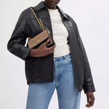 Coach Bolso cruzado pequeño Klare para mujer, bolso cuadrado pequeño con cadena, bolso de hombro con solapa - regalo para mujeres
