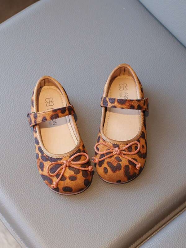 1 Paio di scarpe da principessa per bambine con disegno a fiocco leopardato, adatte per tutte le stagioni, con chiusura a strappo e suola morbida