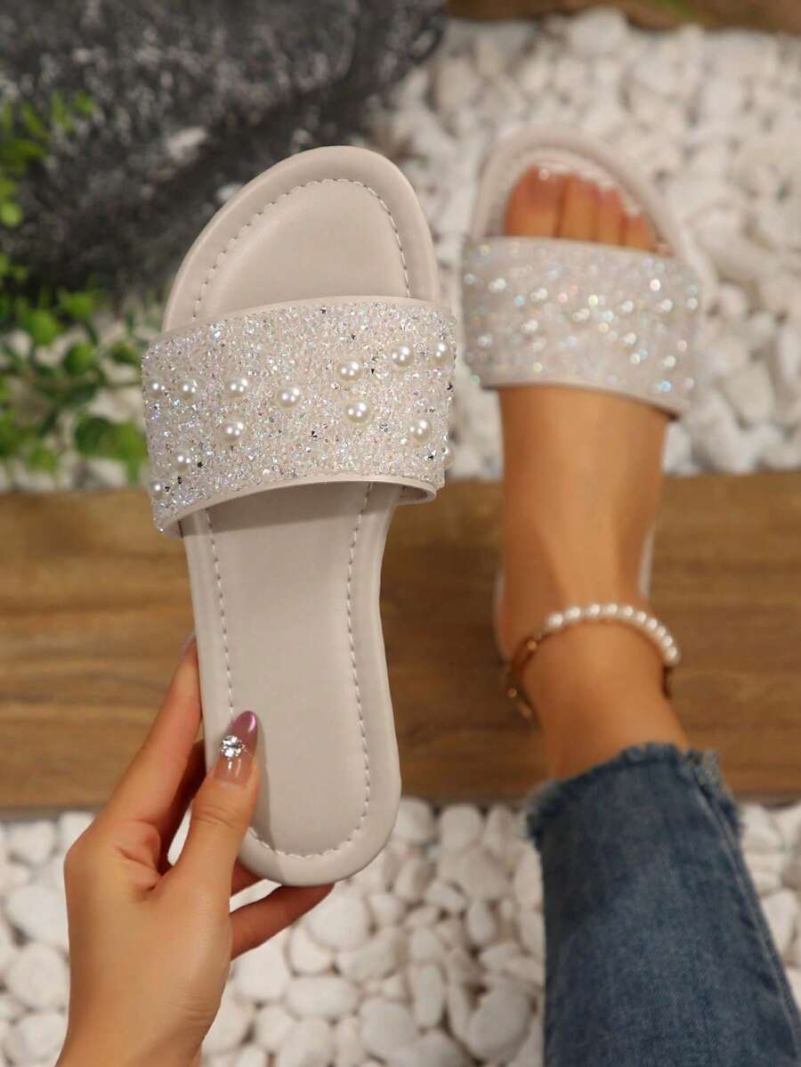 优雅的女士凉鞋提供最大的舒适度，柔软的鞋底，色彩鲜艳的款式，闪闪发光的水钻装饰，适合日常穿着，是女性时尚舒适的鞋类选择