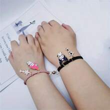 Sanrio Vriendschapsarmband met karakter - set van 2 stuks met Kuromi en ik-smaakontwerp, magnetische sluiting, anime-geïnspireerde armband met hanger van een stel en een beste vriend