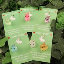 5 件可爱兔子雕像，配有“口袋里的兔子”贺卡，是复活节的励志礼物