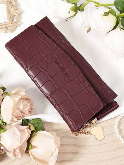 תיק בורדו אדום צ'ארי תיק אדום יין, ארנק ארוך אופנתי לנשים, ארנק תלת-כיווני רב תכליתי עם חריצים לכרטיסים וכיס רוכסן, עיצוב טקסטורה תנין אופנתי, קישוטי ציציות ולבבות, קיבולת גדולה לשטרות, מטבעות, כרטיסי אשראי, אידיאלי למתנה, לשימוש חיצוני, משרדי ויומיומי