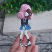 1 pieza Broche de solapa de acrílico con diseño de gorro rosa y dibujos animados lindos, accesorio de decoración para ropa/bolso, adecuado para todas las estaciones