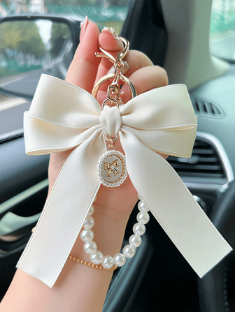 1pc Bowknot Bag Charm, A Bag Accessory, And An Faux Pearl Keychain. It's A Perfect Mother's Day Gift. This Cute Faux Pearl Beaded Bracelet-Style Keychain Exudes A Vintage Charm. It Is Suitable For Decorating Ladies' And Girls' Handbags, Backpacks, And Even Cars. The Pearl Pendant Adorned With A Ribbon Is Also An Excellent Choice For Valentine's Day And Birthday Gifts.