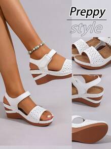 2025 neue Sommer Retro Keilabsatz Sandalen mit dickem Boden und einfarbigem Patchwork-Design, atmungsaktives Lederobermaterial mit Perforationen, runde Zehenpartie mit rutschfestem Riemen, ultraleichte Sohle, Damen Keilabsatz-Sandalen für den Alltag - Weiss - Übersicht 3