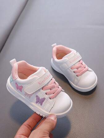 1 双时尚防滑软底幼儿鞋适合 1-4 岁儿童，防水皮革鞋面，厚外底，钩环设计方便穿着，室内/室外四季休闲步行运动鞋