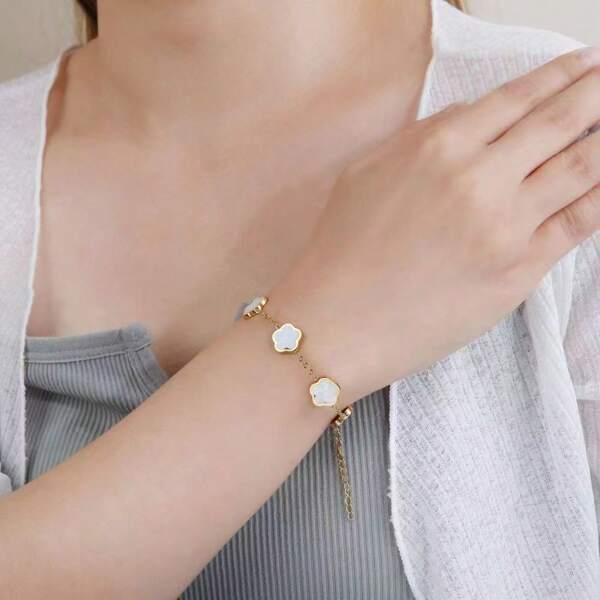 1 pezzo Braccialetto con pendente a forma di quadrifoglio e fiore di prugno, accessorio di moda minimalista