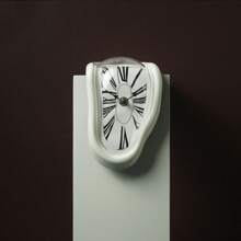 Une horloge vintage de style nordique torsadée, une horloge décorative de coin de table, une horloge murale rétro aux chiffres romains, une décoration d'horloge simple et avancée, une horloge aux chiffres romains pour le salon et le bureau, une décoration rétro douce, une horloge murale silencieuse explosive pour la décoration de la maison, une horloge pliante en cadeau pour l'anniversaire, la remise des diplômes et la décoration de la chambre, une horloge numérique avec alarme