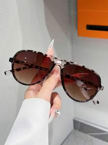 一副男女通用的Y2K风格太阳镜，适合海滩、街头时尚、运动、钓鱼、旅行、驾驶、郊游、节日、派对、徒步旅行、高尔夫、街头、户外活动等场合。