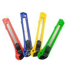 KIT 12 Estilete de Plástico Largo 18mm Estile para Corte Papel Papelão Estilete Atacado Artesanato - Multicolorido - Visão 2