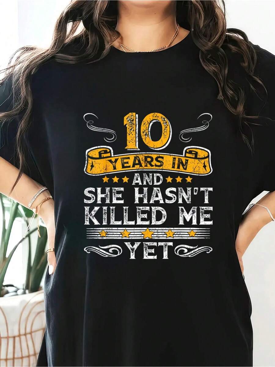 Camiseta de manga corta de cuello redondo casual para verano y primavera, ropa de mujer - 10th Anniversary 10 Years In And She Hasn't Killed Me Yet - Negro - Ver 1