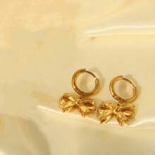 1 对时尚简约不锈钢蝴蝶结耳环，适合女性日常佩戴