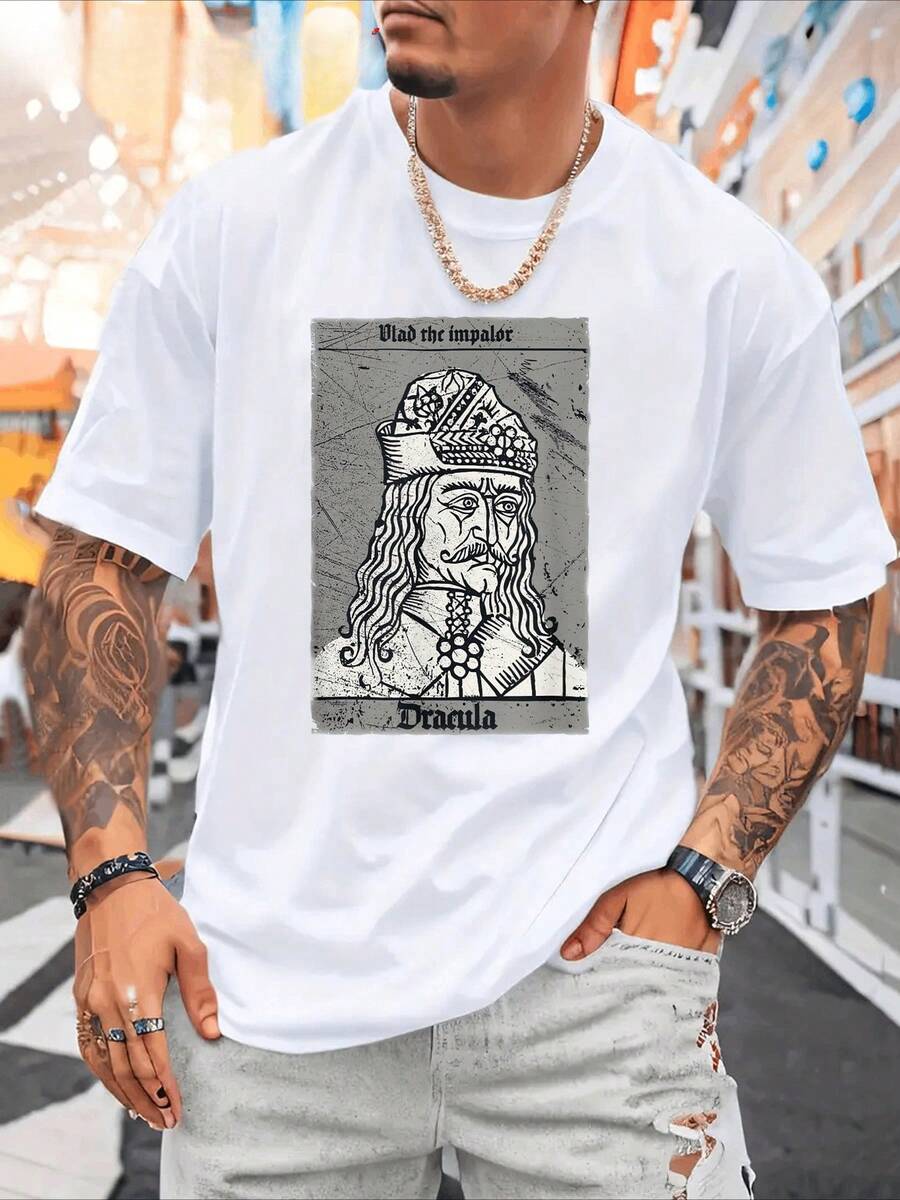 Camiseta Con Estampado Gráfico " Vlad el Empalador " - Camiseta Estampada Ligera De Cuello Redondo Para Hombre, Diseño Gráfico En Blanco Y Negro, Camiseta Informal De Verano | Camiseta Ligera Y Transpirable Con Cuello Redondo, Algodón De 220 G - Blanco - Ver 1