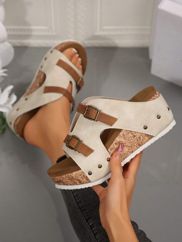 Sandalias de cuña de plataforma con hebillas para mujer talla grande, estilo veraniego europeo y americano, de tacón grueso, punta abierta, decoradas con remaches, para uso casual, en playa o resort, color beige, modelo 2025
