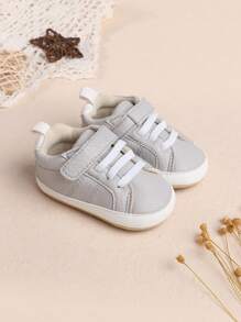 1 双男童纯色 PU 钩环平底休闲可爱婴儿运动鞋，适合春秋季节