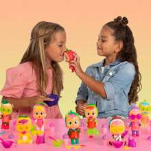 Tutti Frutti Lágrimas Mágicas De Gelantina Al Azar Con Aroma a Frutas, Hay más de 12 personajes de frutas para coleccionar, descubre cual te toco a ti!!!. Los personajes huelen como su propia fruta y lloran gelatinas. Hay hasta 6 colores diferentes de gelatinas. Utiliza el biberón incluido para alimentar agua (4 biberones llenos) a tu muñeca, espera al menos 2 minutos para activar las lágrimas de gelatina. Por último, aprieta su vientre y mira cómo lloran mágicamente las lágrimas de gelatina tus ojos. - Rosa - Ver 3