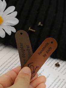 钩针标签 - 适用于手工制品、针织品和钩针的人造皮革标签 - 添加自定义徽标或文字 - 易于连接 - 包含铆钉 2.75x0.78 英寸 - 多色 - 查看 2