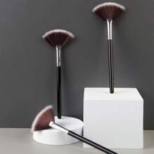 1pc Fan-Shaped Loose Powder Brush, Long Handle Makeup Tool For Beginners, Dual Color Fibers
