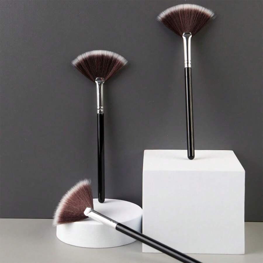1pc Fan-Shaped Loose Powder Brush, Long Handle Makeup Tool For Beginners, Dual Color Fibers
