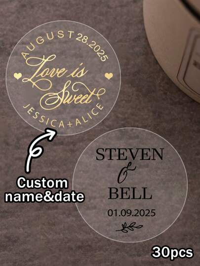 30–240 st. Anpassade namn-/datumklistermärken, runda transparenta guldfolieklistermärken, bröllopsklistermärken, personliga årsdagsetiketter, anpassade textetiketter för festgåvor, guldstämpling, anpassningsbara självhäftande klistermärken, etiketter för festpåsar, 4x4 cm, guldfolie/svart bläck, påskpresent, lämplig för henne, bästa vän, par, flickvän, fru, multifunktionell, dekorativ, återanvändbar, modern, färgglad, söt, vintage, tecknad, kawaii, rolig, arbetare, kunder, för företag/arbete/kontor, för skolan, skolmaterial, tillbaka till skolan, säsongstips, kontors- och skolmaterial, anpassade brevpappersklistermärken