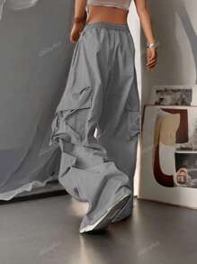 Pantalones cargo informales de pierna ancha con cintura elástica, bolsillos con solapa, cordón ajustable y borde con pliegues