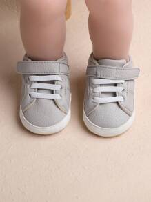 1 双男童纯色 PU 钩环平底休闲可爱婴儿运动鞋，适合春秋季节