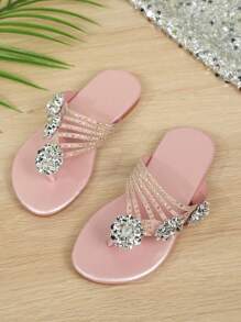 1双带有多层炫彩水晶花装饰的人字拖，配以3D立体花朵装饰。 - 粉色 - 查看 2