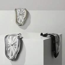 Une horloge vintage de style nordique torsadée, une horloge décorative de coin de table, une horloge murale rétro aux chiffres romains, une décoration d'horloge simple et avancée, une horloge aux chiffres romains pour le salon et le bureau, une décoration rétro douce, une horloge murale silencieuse explosive pour la décoration de la maison, une horloge pliante en cadeau pour l'anniversaire, la remise des diplômes et la décoration de la chambre, une horloge numérique avec alarme
