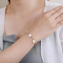 1 pezzo Braccialetto con pendente a forma di quadrifoglio e fiore di prugno, accessorio di moda minimalista