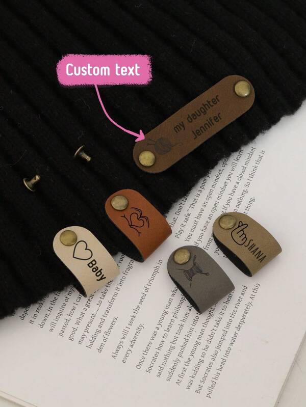 Etiquetas de ganchillo: etiquetas de cuero sintético para artículos hechos a mano, tejidos y ganchillo - Agrega un logotipo o texto personalizado - Fácil de sujetar - Con remaches a presión incluidos de 2.75x0.78 pulgadas