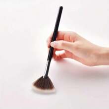 1pc Fan-Shaped Loose Powder Brush, Long Handle Makeup Tool For Beginners, Dual Color Fibers