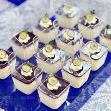 Minivalos para postres de 2.7 oz con cucharilla, cuadrados biselados - Vasos apetitosos esponjosos transparentes para muestras de postres o aperitivos - Vasos reutilizables para fiestas de cata, diversas fiestas, festivales y talla grande.