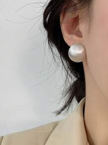 1 Pair Fashion Minimalist Matte Brush Half-Round Ball Stud Earrings, Niche Design High-End Metallic Cold Vibe Beads Earrings, Suitable For School, Cute Girls, Christmas Gift, Daily Wear Accessory For Women