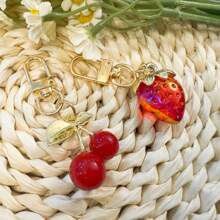 2 件草莓和樱桃可爱 ABS 塑料钥匙扣、时尚配饰和背包饰品，全年春夏