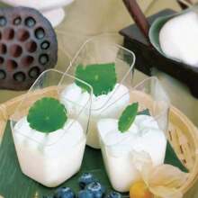 Minivalos para postres de 2.7 oz con cucharilla, cuadrados biselados - Vasos apetitosos esponjosos transparentes para muestras de postres o aperitivos - Vasos reutilizables para fiestas de cata, diversas fiestas, festivales y talla grande.